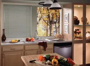 Store horizontal blanc à fines lattes dans une cuisine en bois