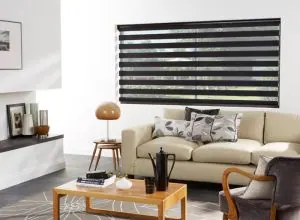 Store zébré noir et blanc au-dessus d'un canapé crème, salon moderne