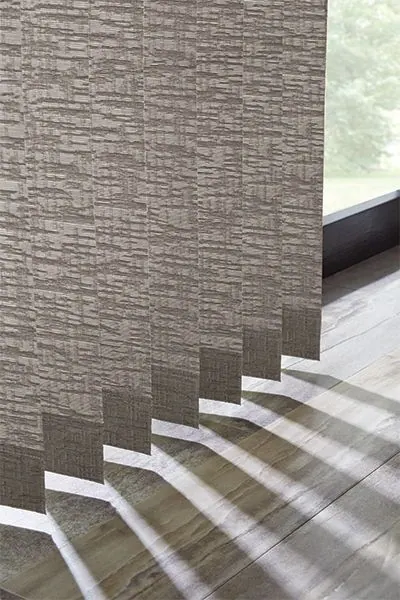 Détail de lamelles verticales grises texturées, étroit format