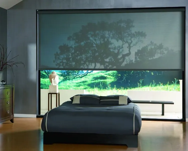 Toile solaire abaissée sur une vue de nature, chambre contemporaine